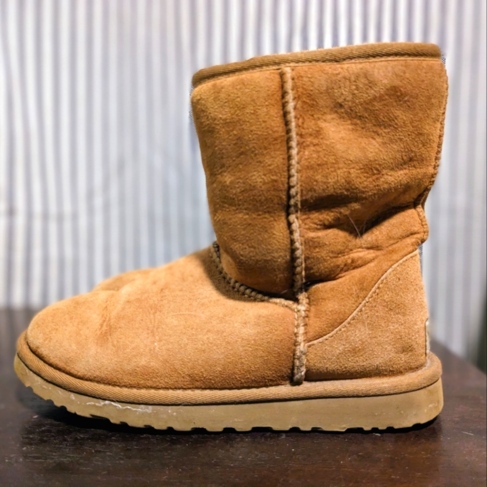 Ugg boots size 5 women/kids classic chestnut